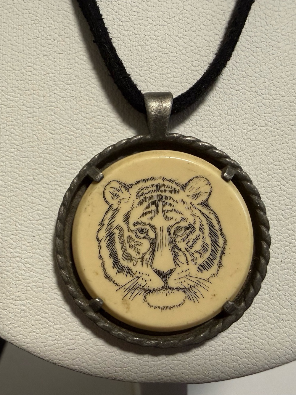 Vintage 1979 Avon Bengal Tiger Pendant Necklace - Picture 2 of 3